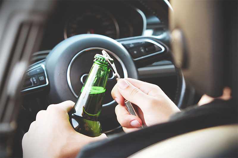 шофьор консумира алкохол зад волана
